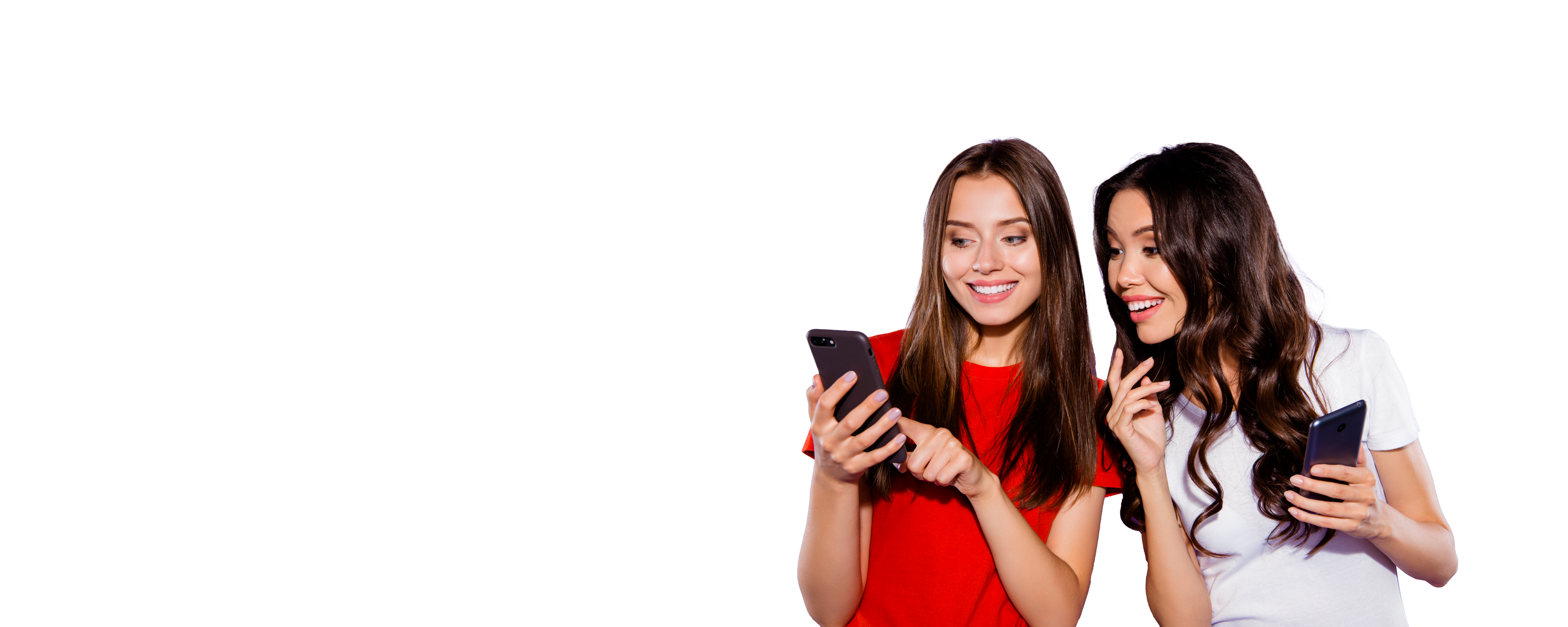 Zwei Frauen stehen lächelnd nebeneinander und schauen auf ihr Handy