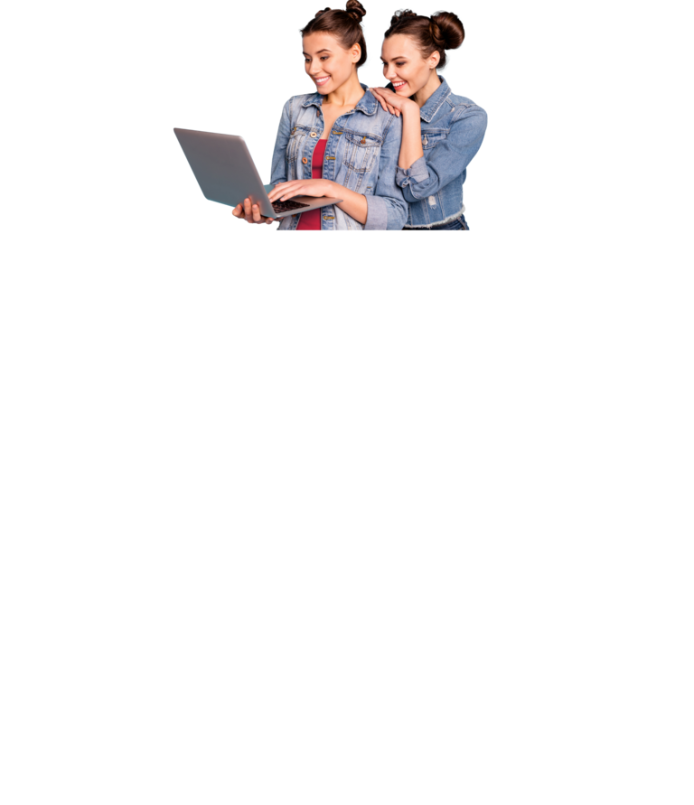 Zwei Frauen lächeln während sie auf den Laptop schauen.