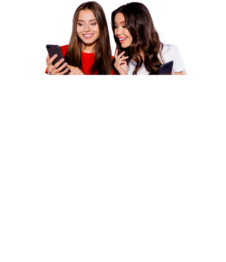 Zwei Frauen stehen lächelnd nebeneinander und schauen auf ihr Handy