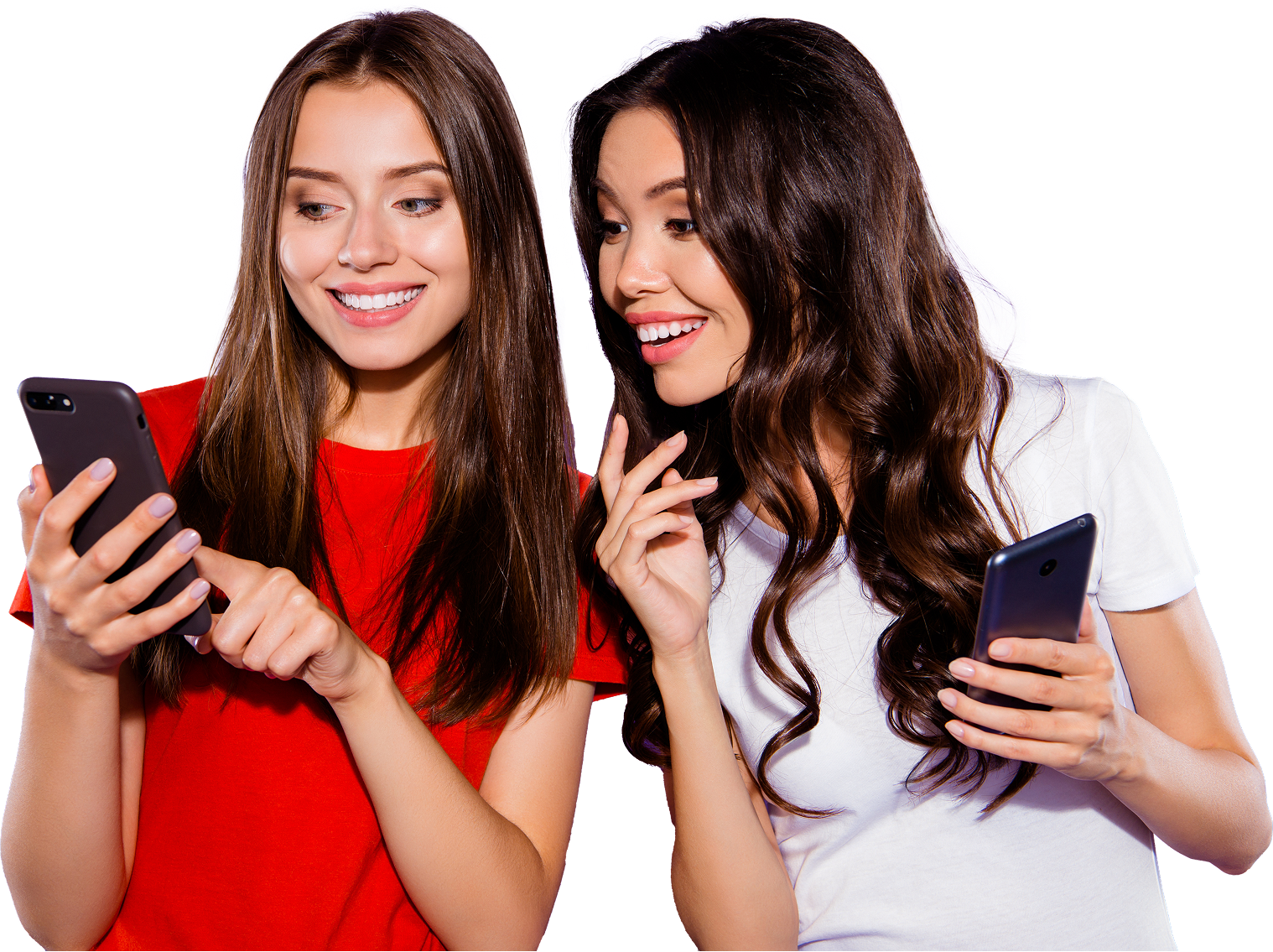 Zwei Frauen stehen lächelnd nebeneinander und schauen auf ihr Handy